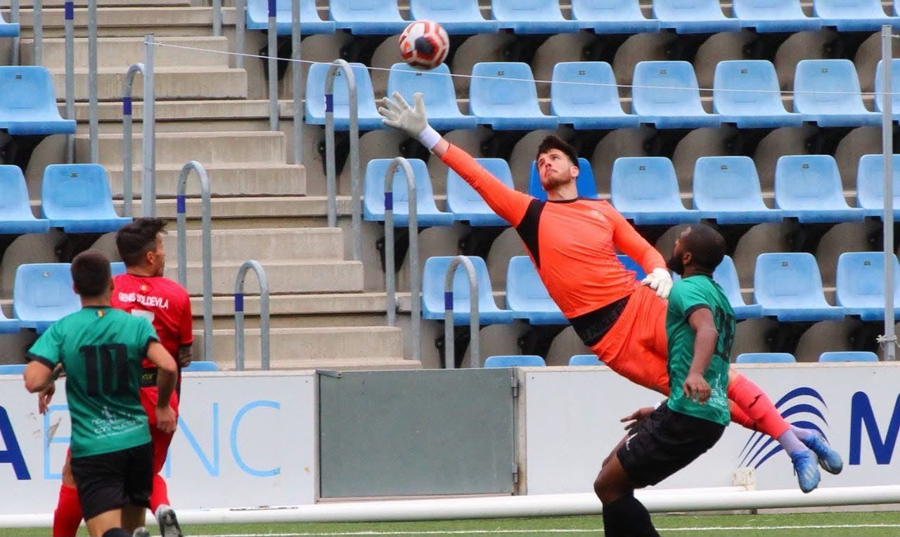 Fermín Holgado interviniendo en una acción aérea durante un partido